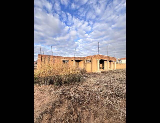 4 BEDROOM FREESTANDING FOR SALE IN AERORAND SOUTH